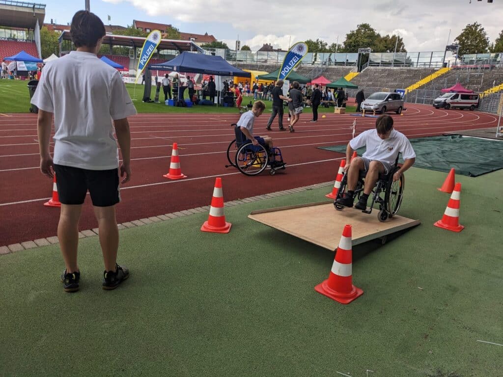 Rollstuhl Parcours bei Inklusionsveranstaltung mit Teilnehmern im Stadion