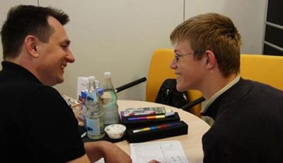 Fachberater im Gespräch mit Kunden als Beispiel für persönliche Hilfsmittelberatung bei Saniplus Baunatal