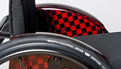 Detailaufnahme eines individuell angepassten Rollstuhls mit Design Elementen bei Saniplus Baunatal