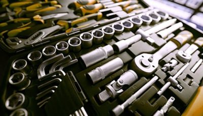 Werkzeugkoffer mit Werkzeugen als Symbol für Vor Ort Service und Reparaturen von Hilfsmitteln bei Saniplus Baunatal