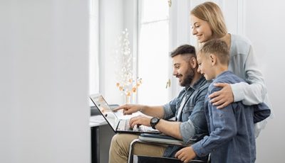 Familie informiert sich online über Wohnraumberatung bei Saniplus Baunatal