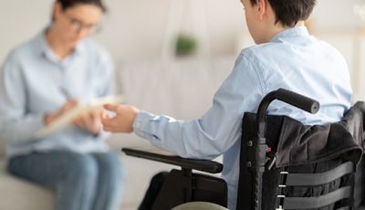 Beratungsgespräch zur Wohnraumanpassung mit Rollstuhlfahrer bei Saniplus Baunatal